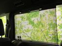 後席の窓に装備されたサンシェード。日差しを遮り、車内を快適な温度に保ちます。プライバシー保護にも役立ちます。