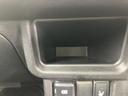 手の届きやすい位置に小物を置ける収納スペースがあり、車内で使う品をまとめるのに便利です。運転席まわりに配置されているため、日常の持ち物を整理しておきたい場面に役立ちます。