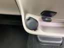 足元近くのパネルには、ふた付きの差し込み口が設けられています。必要なときに手が届きやすい位置にあり、ふたを閉じればすっきりとした見た目で過ごせるのもポイントです。
