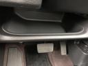 足元まわりに小物を置ける収納スペースがあり、車内で使うアイテムを手近にまとめられます。開口部が広く出し入れもしやすいため、日常の移動時にも活用しやすい便利なポイントです。