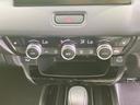 温度や風向きなどの設定を操作部で確認でき、日々の車内環境づくりに便利です。左右に配置されたダイヤルとスイッチで、乗車時の状況に合わせて調整しやすいレイアウトです。