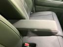 座席の間にアームレストを備え、乗車中に腕を預けて過ごせます。座席まわりに自然になじむ配置で、移動中の姿勢をゆったり保ちたい方にも嬉しいポイント。車内で落ち着いて過ごせる内装です。