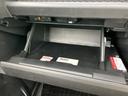 開閉式の収納スペースが用意され、車内で使う小物や書類などをまとめてしまえます。必要なときに取り出しやすく、日々の移動や外出時にも重宝する実用的な収納です。