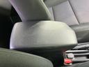 座席の間には腕を預けられるアームレストが備わり、車内でくつろぐ際に便利です。中央に自然に手を置けるため、移動中の姿勢を保ちやすく、同乗者にも快適な空間を提供します。