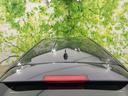 ルーフからリアウインドウへ続くラインが、車体の後方に向けてなめらかにつながります。濃色のボディと一体感のあるシルエットが、後ろ姿をすっきりと見せています。