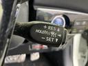 ステアリング脇には表示付きのレバーが備わり、手元で見やすい位置に収まっています。周囲の操作部とともに運転席から確認しやすく、機能を示す表記も確認できます。