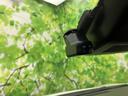 フロントガラス上部付近にコンパクトな機器が設置され、運転席からの視界を大きく妨げにくい位置に収まっています。車内の前方にすっきりとまとまった印象です。