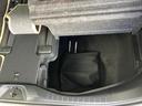 荷室の床下にも収納スペースが設けられ、荷物を上下に分けて整理できます。傘などの車内で置き場所に迷う小物も収めやすく、荷室をすっきり使いたい方に便利です。