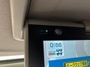 天井側に設置された画面は後席からも視線を向けやすく、時刻表示などを確認できます。乗車中に目に入りやすい位置にまとまり、車内での過ごし方を広げてくれる装備です。