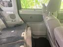 後席から窓の外を眺めやすく、落ち着いた色合いが車内に自然になじみます。同乗者にもゆったり過ごしていただける空間です。◆画像認識AIによる推定であり実際と異なる場合があります。