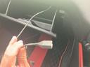 車内の足元付近にはコードと複数の形状の異なる端子が見られます。細部の形や配置から、車内の装備を確認する際の参考にしていただけます。