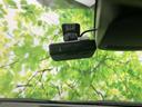 フロントガラス上部に機器が取り付けられ、運転席から前方を確認する際も視界に収まりやすい位置です。車内の上部にすっきりとまとまり、運転席まわりの様子を確認しやすい配置となっています。