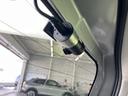 車内後方のガラス付近に、円筒形の機器が取り付けられています。配線を含めた設置位置が分かりやすく、後席まわりの装備状況を確認する際にも参考になるポイントです。
