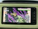 テレビ番組を画面で楽しめる装備です。停車中に映像を視聴できるため、休憩時間などに車内で過ごすひとときを充実させられます。運転中は画面を注視せず、安全にご利用ください。