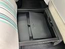 シート下に設けられた収納スペースで、小物や持ち物を分けて収めるのに便利です。開口部から中を確認しやすく、車内の荷物を整理したい日常の場面で活躍します。