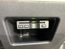 ETC車載器を備えており、対応する料金所ではETCカードを利用した通過に便利です。高速道路を利用する機会のある方にうれしい装備で、料金所での支払いをスムーズにします。
