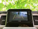 後方の映像とガイド線をモニターで確認でき、駐車時の後退操作をサポートします。車両後方の状況を把握しやすく、周囲への注意を保ちながら駐車したい場面で便利です。