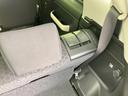 後席まわりには折りたたみ式のテーブルが備わり、乗車中の小物置きとして活用できます。座席との位置関係も自然で、同乗者にうれしい装備です。