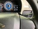 運転席まわりにはメーターとハンドル周辺の操作部が集まり、必要な情報を確認しやすい配置です。手元にまとまっているため、運転中も視線を大きく移さず確認できます。