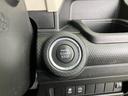 運転席近くにボタン類がまとまり、操作部の位置を確認しやすい配置です。周囲の小物置きとも隣接しており、日常の乗り降りや運転時に使いやすい環境です。