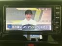 テレビ番組を画面で視聴でき、停車中の待ち時間にも映像を楽しめます。ニュースや情報番組などを見られるため、車内で過ごす時間の過ごし方が広がる便利な装備です。