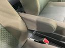 座席の横には腕を預けられるアームレストが備わり、乗車中の姿勢を保ちやすい設計です。シートに座ったまま自然に使える位置にあり、同乗者にもくつろいで過ごしていただけます。