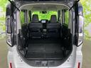 後席をたたむことで、荷室から前席の後方まで広く使えるフラットな空間が生まれます。かさばる荷物を載せたい時にも便利で、用途に合わせて柔軟に使えるレイアウトです。