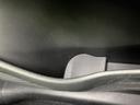 手の届きやすい位置に収納スペースが設けられ、小物をしまう際にも便利です。車内で使うアイテムをまとめておけるため、日常のお出かけでも活躍してくれます。