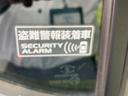 ガラスの一角に控えめな表示が添えられ、窓まわりの印象を損なわないシンプルな仕上がりです。外から見える位置にまとまっており、車両の細部まで配慮された印象をお持ちいただけます。
