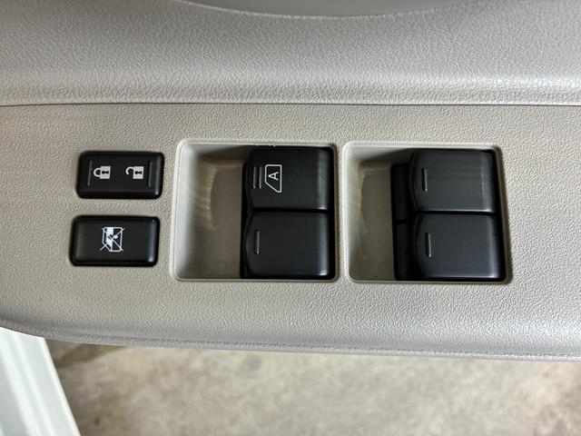 マーチ Ｘ　Ｖセレクション　ＥＴＣ　バックカメラ　オートライト　スマートキー　アイドリングストップ　電動格納ミラー　ＣＶＴ　盗難防止システム　衝突安全ボディ　ＡＢＳ　ＥＳＣ　ＣＤ　エアコン　パワステ　レンタＵＰ（11枚目）