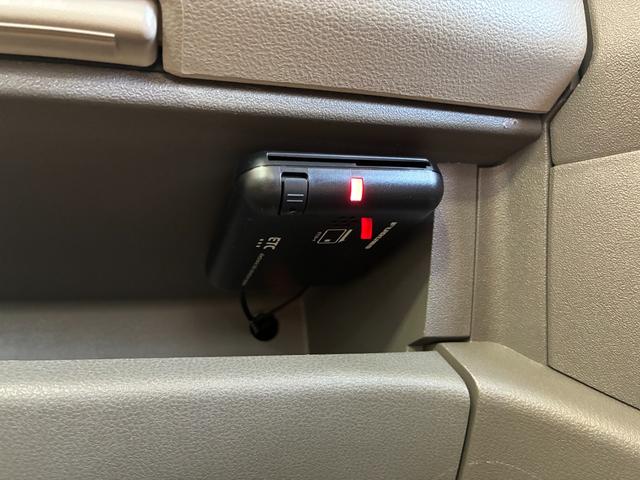 マーチ １２Ｘ　ＥＴＣ　スマートキー　アイドリングストップ　電動格納ミラー　ＣＶＴ　盗難防止システム　衝突安全ボディ　ＡＢＳ　ＣＤ　エアコン　パワーステアリング　パワーウィンドウ　レンタＵＰ（11枚目）