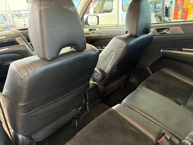 エクシーガ ２．５ｉアイサイト　アルカンターラセレクション　４ＷＤ　ＥＴＣ　バックカメラ　ナビ　オートクルーズコントロール　衝突被害軽減システム　オートライト　ＨＩＤ　スマートキー　アイドリングストップ　電格ミラー　後席モニター　３列シート　ＣＶＴ　レンタＵＰ（36枚目）