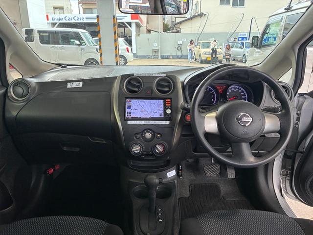 ノート Ｘ　ＥＴＣ　ナビ　スマートキー　アイドリングストップ　電動格納ミラー　ＣＶＴ　盗難防止システム　衝突安全ボディ　ＡＢＳ　ミュージックプレイヤー接続可　エアコン　パワステ　パワーウィンドウ　ＣＤ　レンタＵＰ（2枚目）
