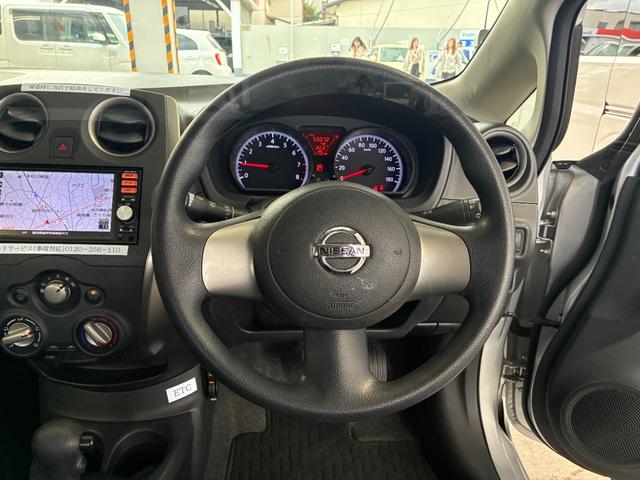 ノート Ｘ　ＥＴＣ　ナビ　スマートキー　アイドリングストップ　電動格納ミラー　ＣＶＴ　盗難防止システム　衝突安全ボディ　ＡＢＳ　ミュージックプレイヤー接続可　エアコン　パワステ　パワーウィンドウ　ＣＤ　レンタＵＰ（3枚目）