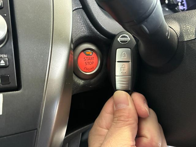 ノート Ｘ　ＥＴＣ　ナビ　スマートキー　アイドリングストップ　電動格納ミラー　ＣＶＴ　盗難防止システム　衝突安全ボディ　ＡＢＳ　ミュージックプレイヤー接続可　エアコン　パワステ　パワーウィンドウ　ＣＤ　レンタＵＰ（6枚目）