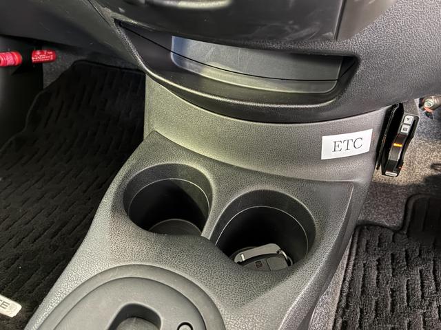 ノート Ｘ　ＥＴＣ　ナビ　スマートキー　アイドリングストップ　電動格納ミラー　ＣＶＴ　盗難防止システム　衝突安全ボディ　ＡＢＳ　ミュージックプレイヤー接続可　エアコン　パワステ　パワーウィンドウ　ＣＤ　レンタＵＰ（8枚目）