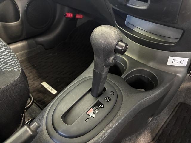 ノート Ｘ　ＥＴＣ　ナビ　スマートキー　アイドリングストップ　電動格納ミラー　ＣＶＴ　盗難防止システム　衝突安全ボディ　ＡＢＳ　ミュージックプレイヤー接続可　エアコン　パワステ　パワーウィンドウ　ＣＤ　レンタＵＰ（9枚目）