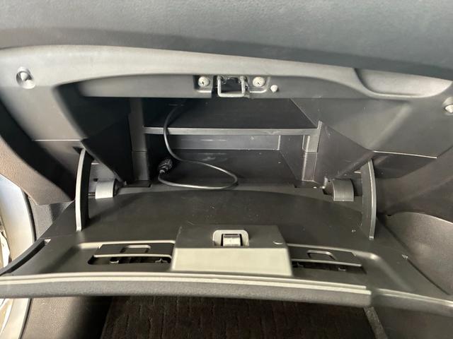 ノート Ｘ　ＥＴＣ　ナビ　スマートキー　アイドリングストップ　電動格納ミラー　ＣＶＴ　盗難防止システム　衝突安全ボディ　ＡＢＳ　ミュージックプレイヤー接続可　エアコン　パワステ　パワーウィンドウ　ＣＤ　レンタＵＰ（12枚目）