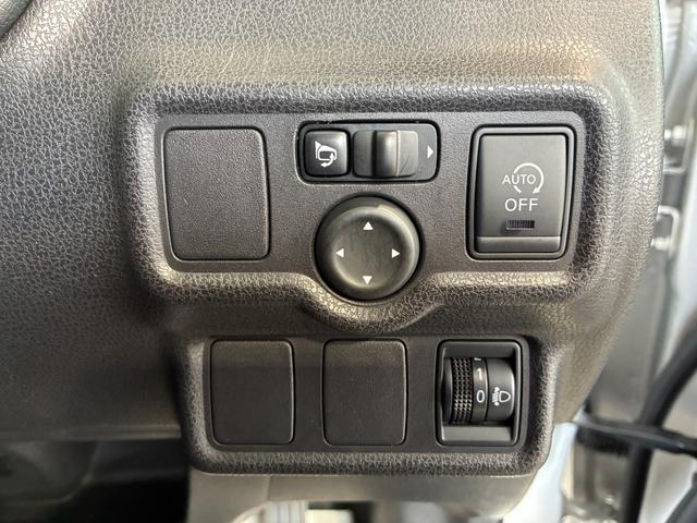 ノート Ｘ　ＥＴＣ　ナビ　スマートキー　アイドリングストップ　電動格納ミラー　ＣＶＴ　盗難防止システム　衝突安全ボディ　ＡＢＳ　ミュージックプレイヤー接続可　エアコン　パワステ　パワーウィンドウ　ＣＤ　レンタＵＰ（13枚目）