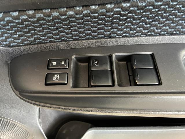 ノート Ｘ　ＥＴＣ　ナビ　スマートキー　アイドリングストップ　電動格納ミラー　ＣＶＴ　盗難防止システム　衝突安全ボディ　ＡＢＳ　ミュージックプレイヤー接続可　エアコン　パワステ　パワーウィンドウ　ＣＤ　レンタＵＰ（14枚目）