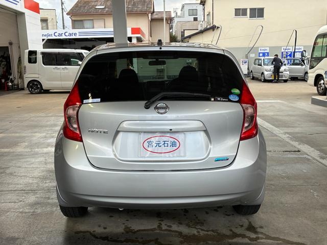 ノート Ｘ　ＥＴＣ　ナビ　スマートキー　アイドリングストップ　電動格納ミラー　ＣＶＴ　盗難防止システム　衝突安全ボディ　ＡＢＳ　ミュージックプレイヤー接続可　エアコン　パワステ　パワーウィンドウ　ＣＤ　レンタＵＰ（19枚目）