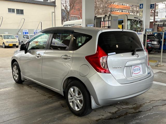 ノート Ｘ　ＥＴＣ　ナビ　スマートキー　アイドリングストップ　電動格納ミラー　ＣＶＴ　盗難防止システム　衝突安全ボディ　ＡＢＳ　ミュージックプレイヤー接続可　エアコン　パワステ　パワーウィンドウ　ＣＤ　レンタＵＰ（20枚目）