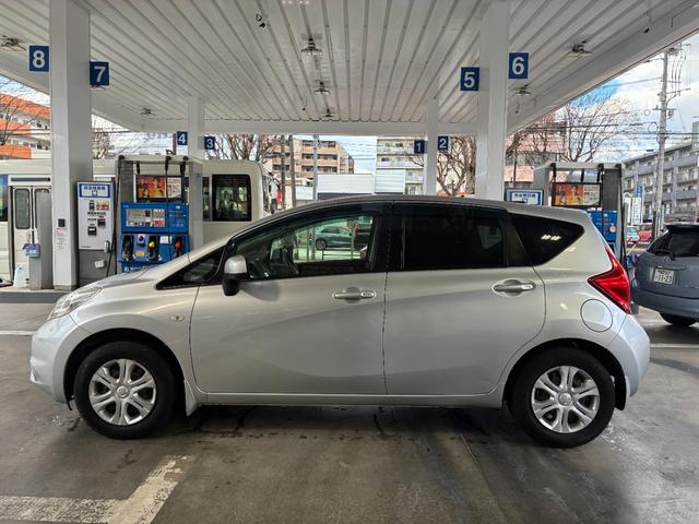 ノート Ｘ　ＥＴＣ　ナビ　スマートキー　アイドリングストップ　電動格納ミラー　ＣＶＴ　盗難防止システム　衝突安全ボディ　ＡＢＳ　ミュージックプレイヤー接続可　エアコン　パワステ　パワーウィンドウ　ＣＤ　レンタＵＰ（21枚目）