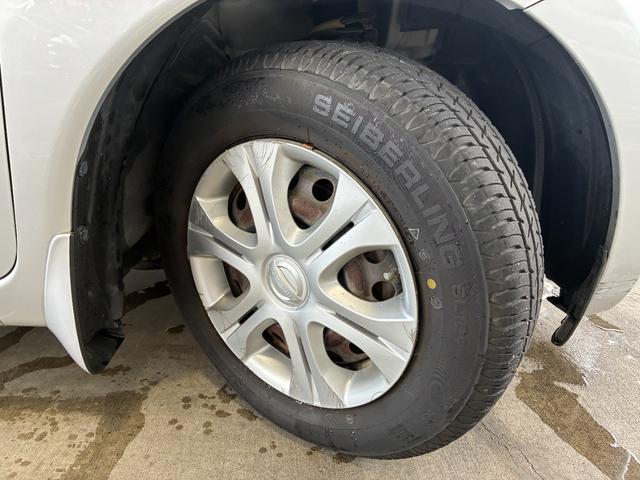 ノート Ｘ　ＥＴＣ　ナビ　スマートキー　アイドリングストップ　電動格納ミラー　ＣＶＴ　盗難防止システム　衝突安全ボディ　ＡＢＳ　ミュージックプレイヤー接続可　エアコン　パワステ　パワーウィンドウ　ＣＤ　レンタＵＰ（23枚目）