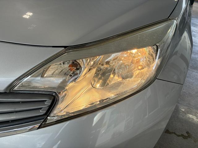 ノート Ｘ　ＥＴＣ　ナビ　スマートキー　アイドリングストップ　電動格納ミラー　ＣＶＴ　盗難防止システム　衝突安全ボディ　ＡＢＳ　ミュージックプレイヤー接続可　エアコン　パワステ　パワーウィンドウ　ＣＤ　レンタＵＰ（25枚目）