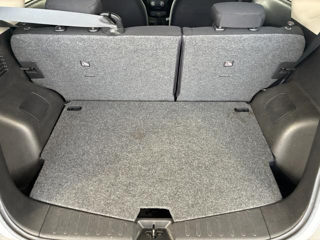 ノート Ｘ　ＥＴＣ　ナビ　スマートキー　アイドリングストップ　電動格納ミラー　ＣＶＴ　盗難防止システム　衝突安全ボディ　ＡＢＳ　ミュージックプレイヤー接続可　エアコン　パワステ　パワーウィンドウ　ＣＤ　レンタＵＰ（27枚目）