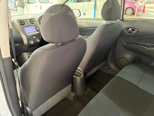 ノート Ｘ　ＥＴＣ　ナビ　スマートキー　アイドリングストップ　電動格納ミラー　ＣＶＴ　盗難防止システム　衝突安全ボディ　ＡＢＳ　ミュージックプレイヤー接続可　エアコン　パワステ　パワーウィンドウ　ＣＤ　レンタＵＰ（34枚目）