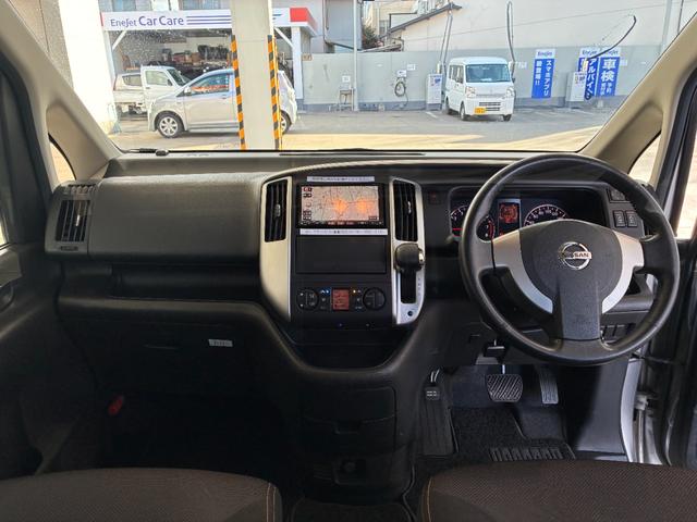 セレナ ハイウェイスター　Ｖセレクション　ＥＴＣ　ナビ　両側電動スライドドア　オートライト　ＨＩＤ　スマートキー　電格ミラー　３列シート　ウォークスルー　ＣＶＴ　アルミホイール　ＤＶＤ再生　盗難防止システム　衝突安全ボディ　ＡＢＳ　レンタＵＰ（2枚目）