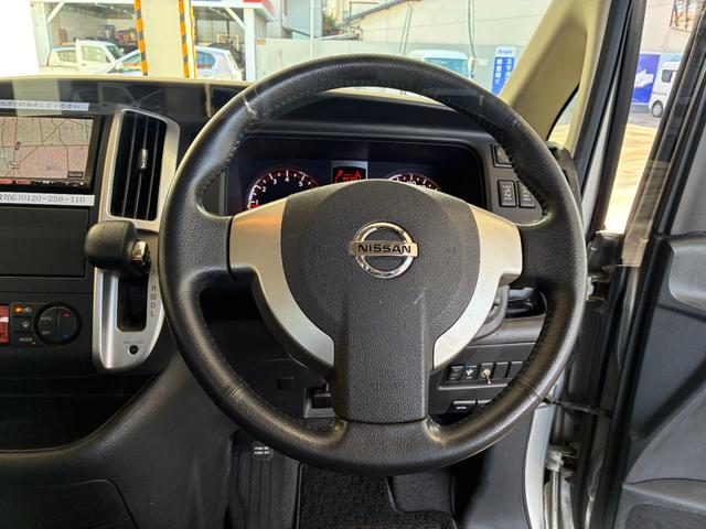 セレナ ハイウェイスター　Ｖセレクション　ＥＴＣ　ナビ　両側電動スライドドア　オートライト　ＨＩＤ　スマートキー　電格ミラー　３列シート　ウォークスルー　ＣＶＴ　アルミホイール　ＤＶＤ再生　盗難防止システム　衝突安全ボディ　ＡＢＳ　レンタＵＰ（3枚目）