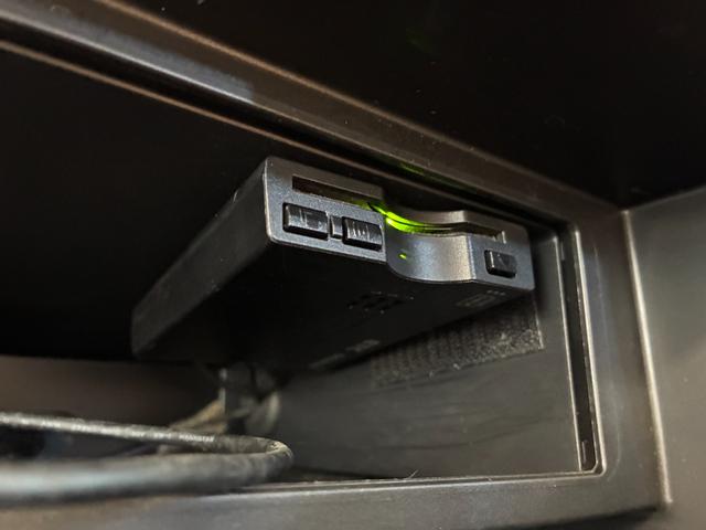 セレナ ハイウェイスター　Ｖセレクション　ＥＴＣ　ナビ　両側電動スライドドア　オートライト　ＨＩＤ　スマートキー　電格ミラー　３列シート　ウォークスルー　ＣＶＴ　アルミホイール　ＤＶＤ再生　盗難防止システム　衝突安全ボディ　ＡＢＳ　レンタＵＰ（7枚目）